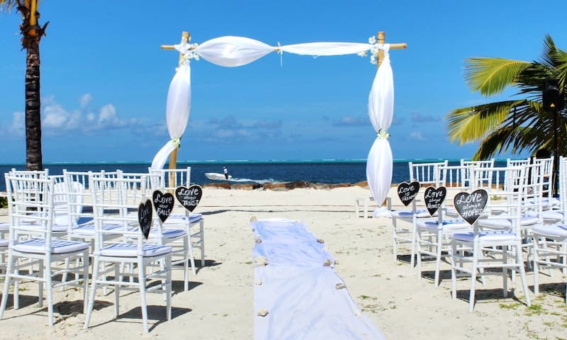 How much is it to get married in Cancun?