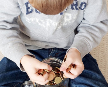 How much money should the groom's parents give?