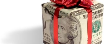 How much money should the groom's parents give as a wedding gift?