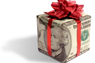How much money should the groom's parents give as a wedding gift?