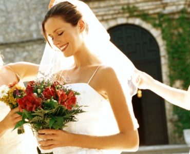 How much money should the maid of honor give the bride?