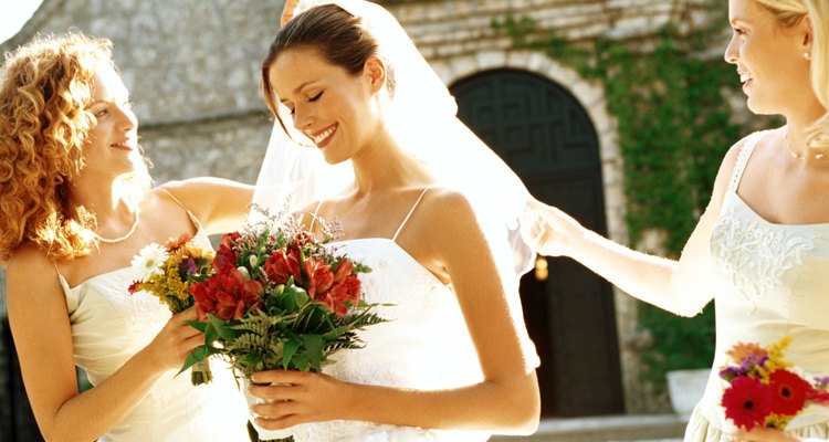 How much money should the maid of honor give the bride?