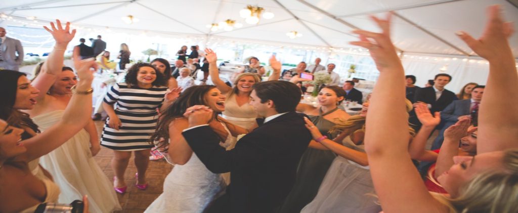 How much should I pay for a wedding DJ?