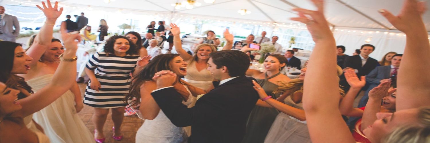 How much should I pay for a wedding DJ?