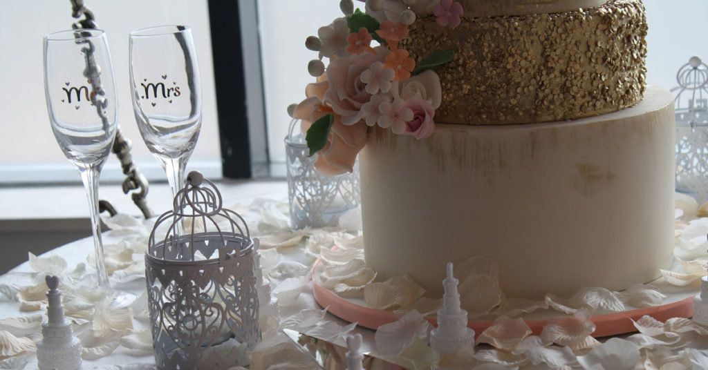 How much should you budget for a wedding cake?