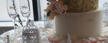 How much should you budget for a wedding cake?
