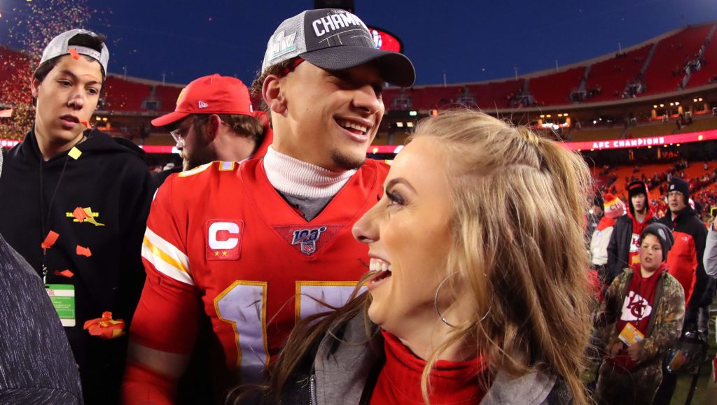 Is Mahomes still with his girlfriend?