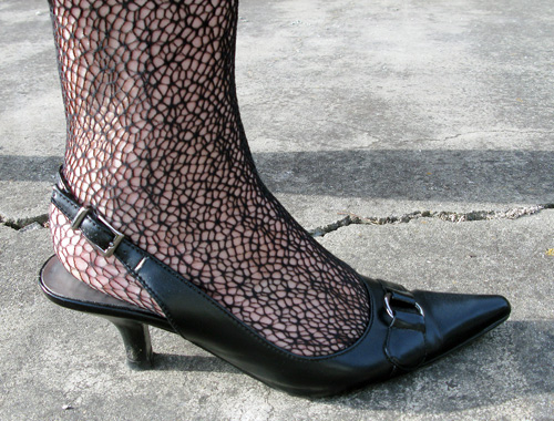 Is it OK to wear slingbacks with tights?