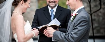 Is it customary to pay a pastor for a wedding?