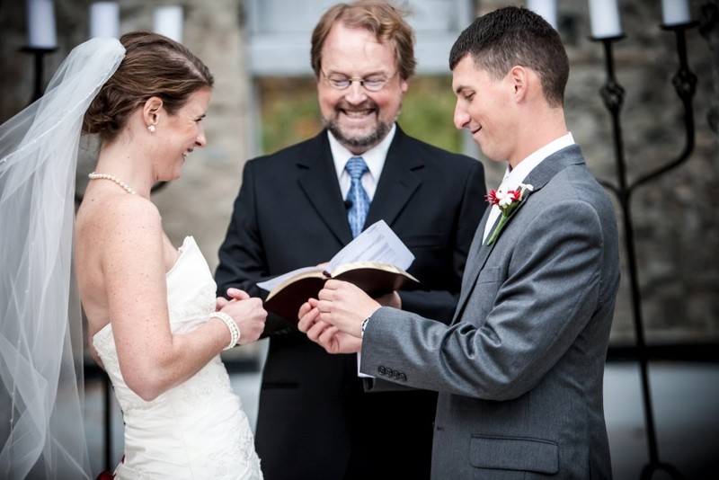 Is it customary to pay a pastor for a wedding?