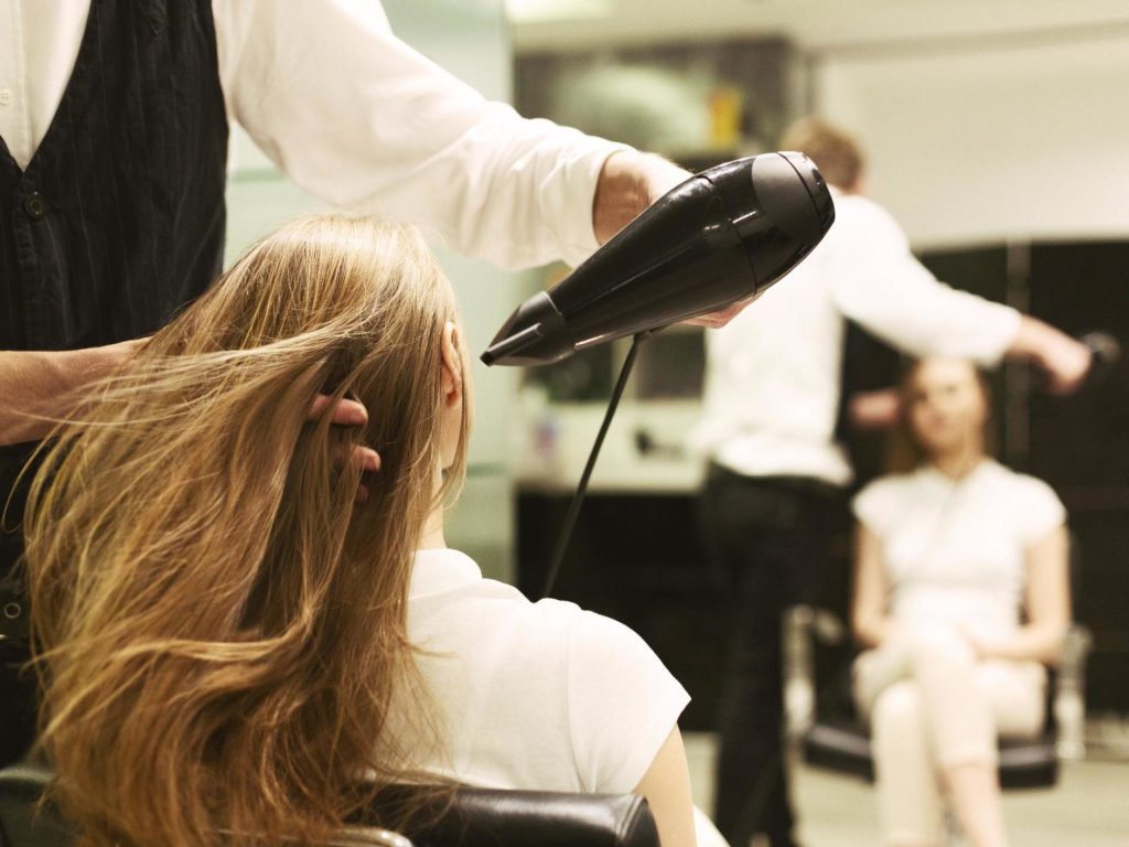 Is it rude to read at the hairdressers?