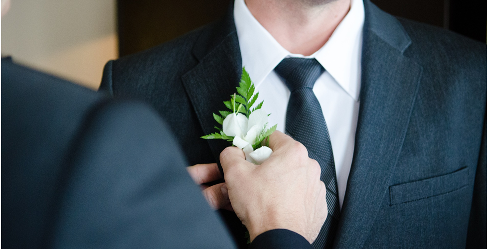 Is the best man supposed to give the groom a gift?