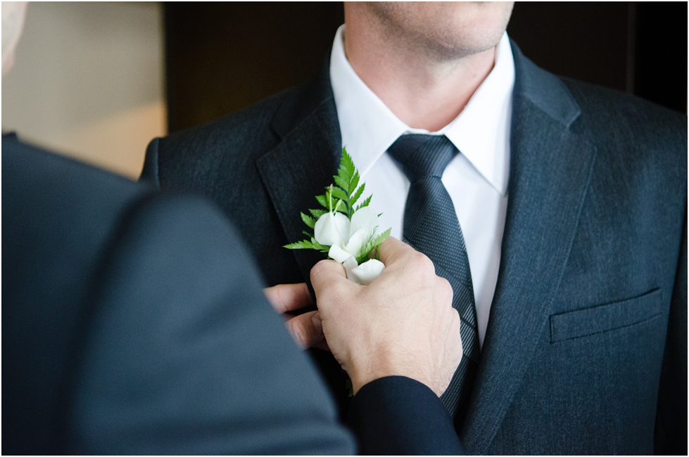 Is the best man supposed to give the groom a gift?