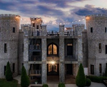 Is there a dress code at the Kentucky Castle?