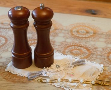 Should mother of groom give bride a gift?