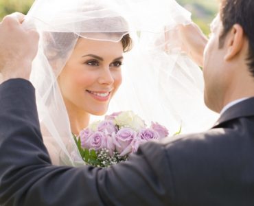 WHO lifts the bride's veil?