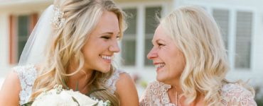 What are the duties of the mother of the bride?
