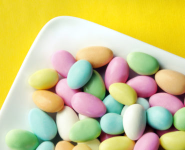 What do 5 almonds mean at a wedding?