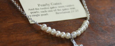 What does it mean when a girl wears a pearl necklace?