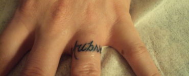 What does tattoo on ring finger mean?