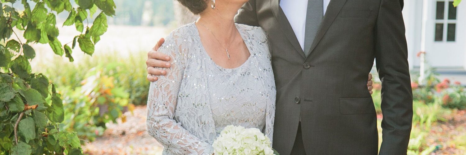 What does the mother of the groom do?