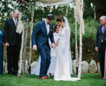 What does the mother of the groom do on wedding day?