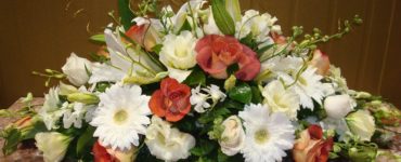 What flowers are appropriate for 50th wedding anniversary?