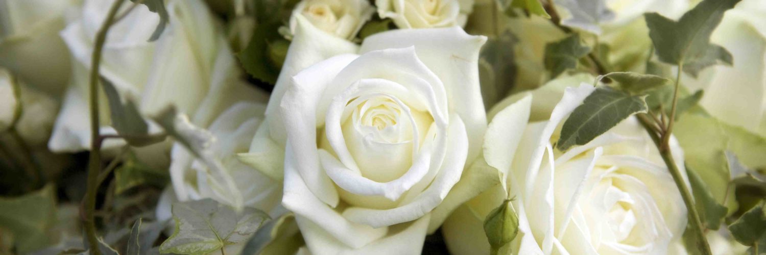 What flowers go well with white roses in a bouquet?