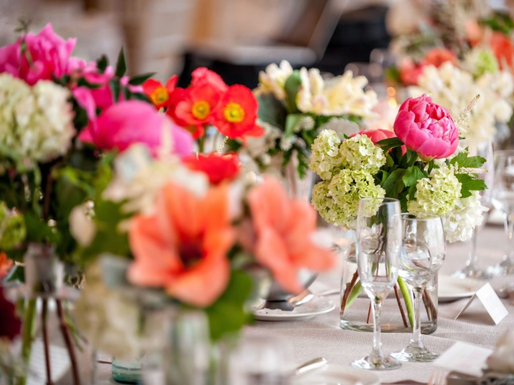 What is a good budget for wedding flowers?