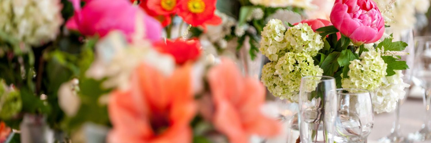 What is a good budget for wedding flowers?