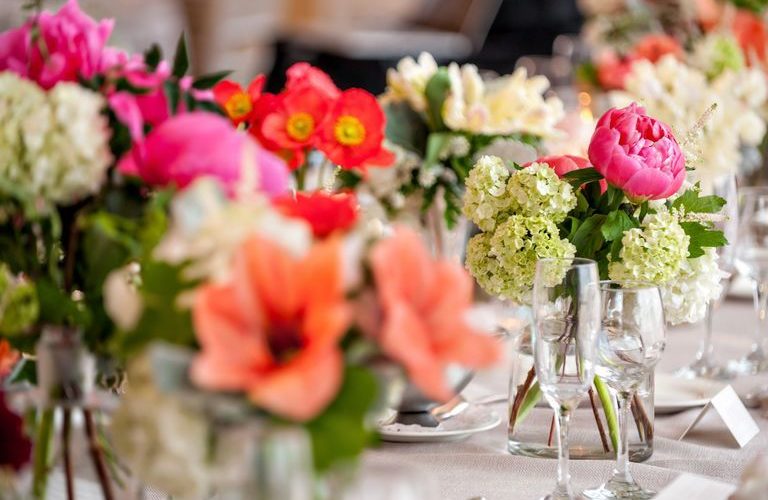 What is a good floral budget for wedding?