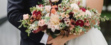 What is a reasonable budget for wedding flowers?