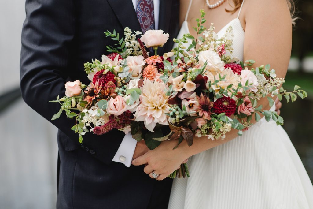 What is a reasonable budget for wedding flowers?