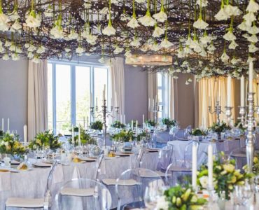 What is a romantic wedding theme?