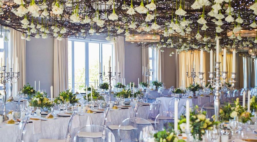 What is a romantic wedding theme?