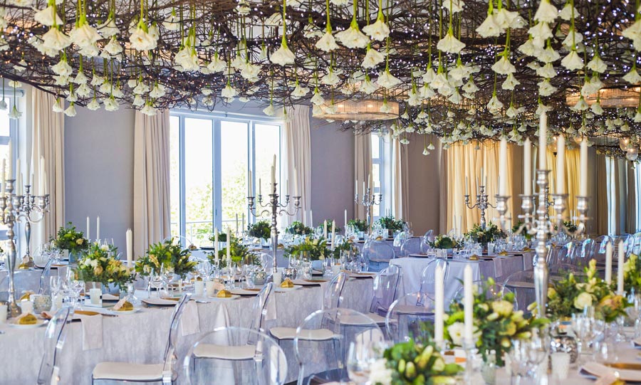 What is a romantic wedding theme?
