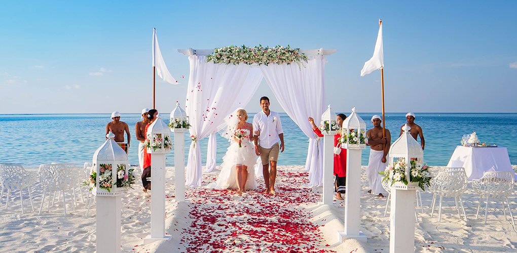 What is the best time for a beach wedding?