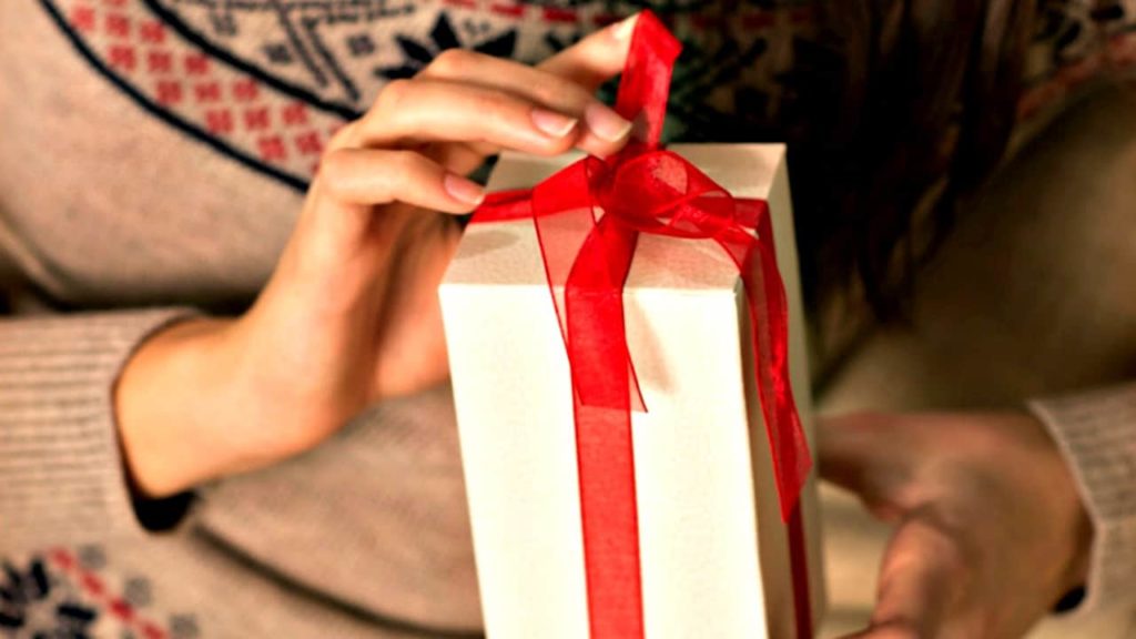 What is the etiquette for hostess gifts?
