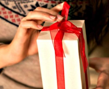 What is the etiquette for hostess gifts?