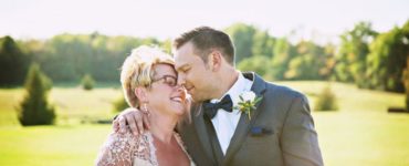 What is the responsibility of the mother of the groom?