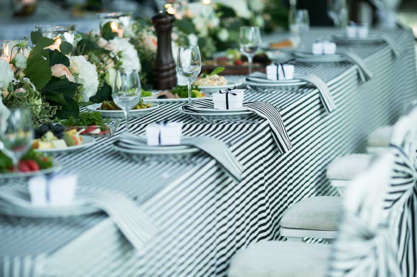 What is the top table layout for a wedding?