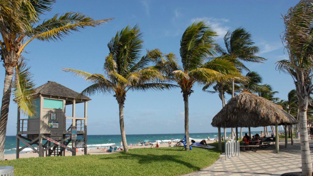 What major city is Deerfield Beach Florida close to?