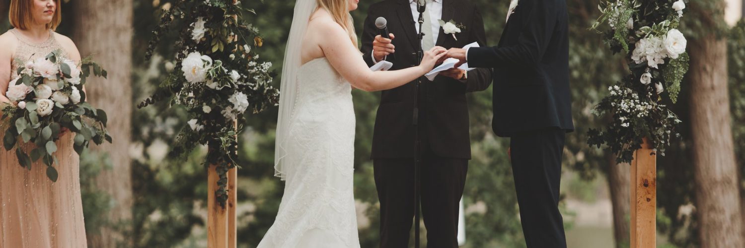 What should a wedding officiant wear?