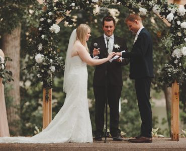 What should a wedding officiant wear?