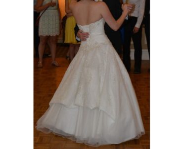 What size is a size 10 wedding dress?