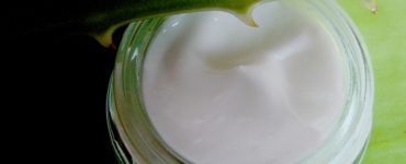 Which is better for sunburn coconut oil or aloe vera?