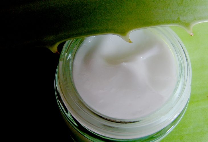 Which is better for sunburn coconut oil or aloe vera?