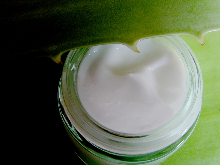 Which is better for sunburn coconut oil or aloe vera?